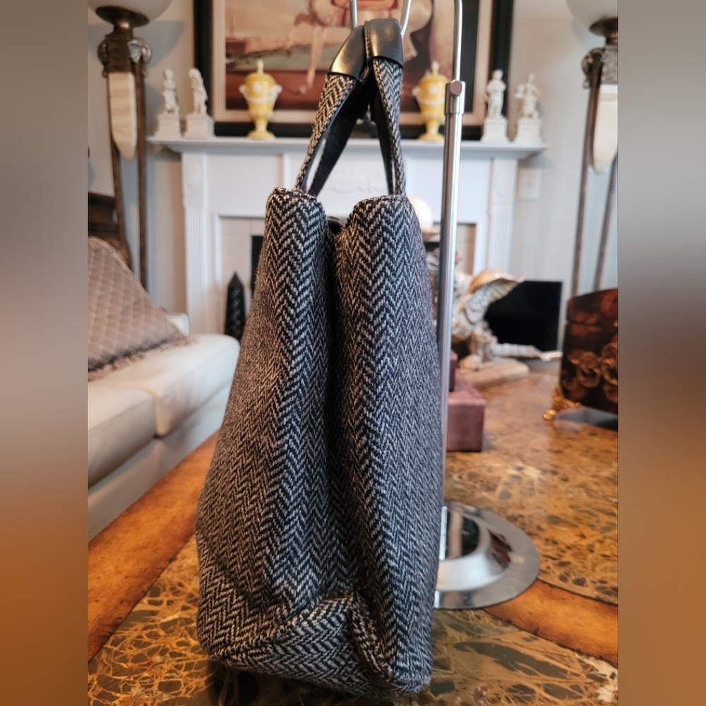 BURBERRYS Chic Black and White Herringbone Tote Bag - Picture 2 of 9